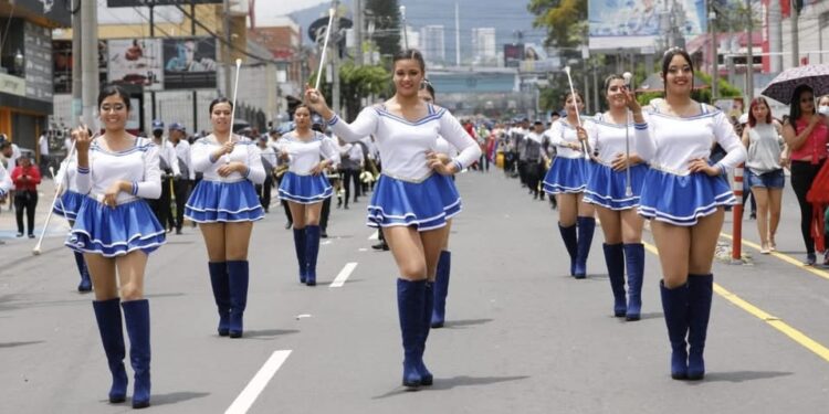 Ministerio de Educación de El Salvador regularía vestimenta, música y participación en los desfiles patrios de 2026