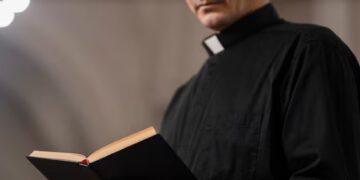 Arzobispado de San Salvador impone medidas cautelares a sacerdote panameño por denuncia de presunto abuso sexual de menores