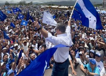 Directora anticorrupción dice que el regreso del indultado Juan Orlando Hernández desafía a la justicia de Honduras