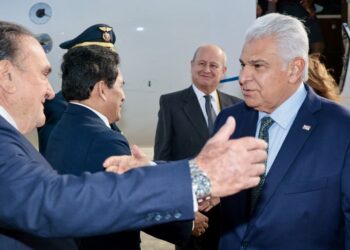 Presidentes de Panamá y Honduras llegan a Perú para la toma de posesión de Keiko Fujimori