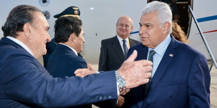 Presidentes de Panamá y Honduras llegan a Perú para la toma de posesión de Keiko Fujimori
