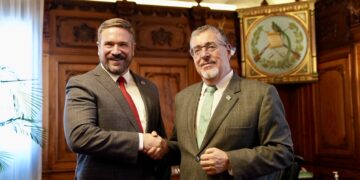Presidente de Guatemala y codirector del FBI acuerdan fortalecer cooperación contra el crimen transnacional
