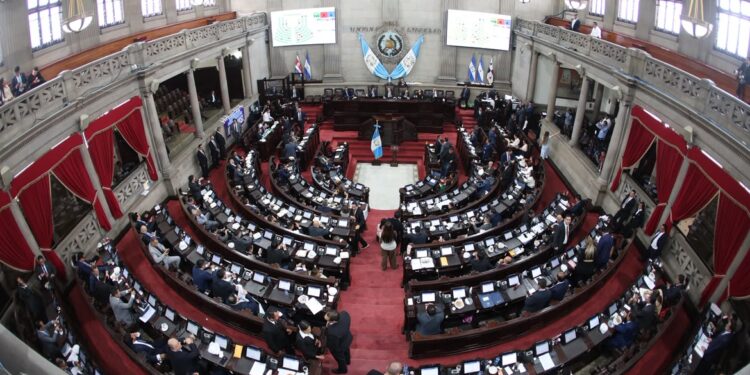 Congreso de Guatemala elimina un impuesto para viviendas y mantiene un esquema escalonado para inmuebles comerciales