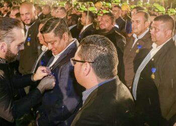 Bukele condecora a la misión humanitaria de El Salvador que participó en rescates tras los terremotos en Venezuela