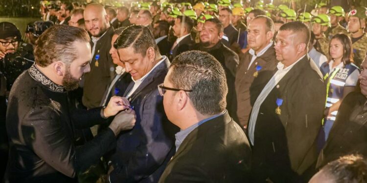Bukele condecora a la misión humanitaria de El Salvador que participó en rescates tras los terremotos en Venezuela