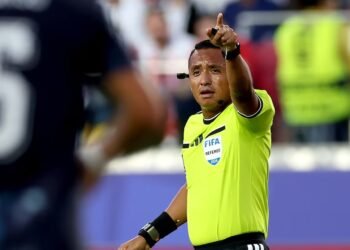 Centroamericanos podrían arbitrar la final del Mundial 226: Iván Barton apunta al silbato y Tatiana Guzmán al VAR