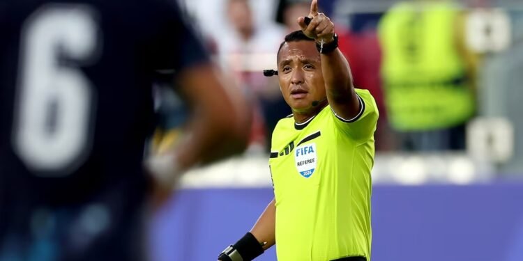 Centroamericanos podrían arbitrar la final del Mundial 226: Iván Barton apunta al silbato y Tatiana Guzmán al VAR