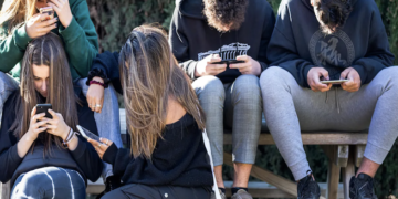 Honduras busca regular el uso de celulares en las aulas: más de 2 millones de estudiantes podrían verse alcanzados por la nueva ley