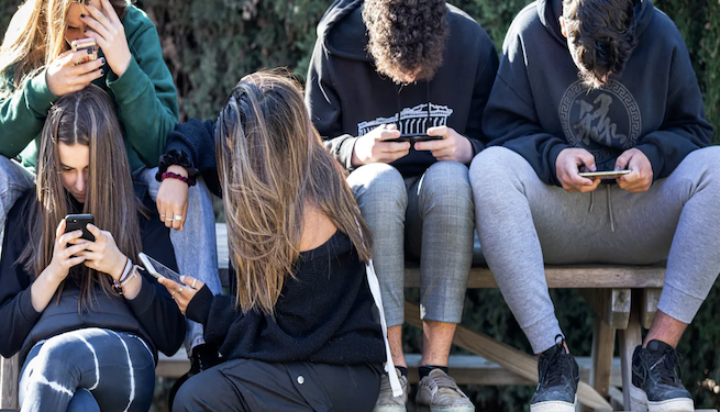 Honduras busca regular el uso de celulares en las aulas: más de 2 millones de estudiantes podrían verse alcanzados por la nueva ley