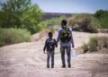 Retenes del ICE elevan la presión sobre migrantes: más de 43,000 detenciones en un mes