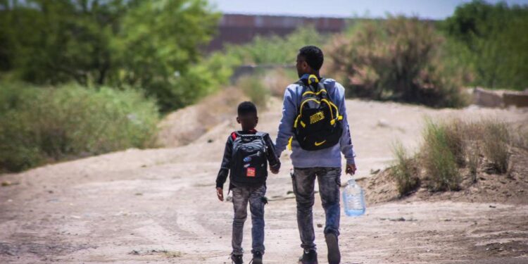 Retenes del ICE elevan la presión sobre migrantes: más de 43,000 detenciones en un mes