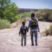 Retenes del ICE elevan la presión sobre migrantes: más de 43,000 detenciones en un mes