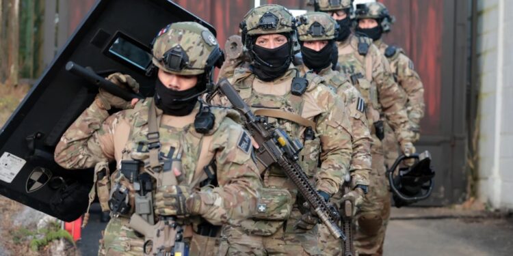 Costa Rica busca reformar su escalafón policial y reinstaura rangos militares en plena ofensiva contra narcos