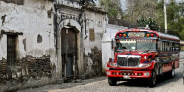 Inseguridad obliga a suspender transporte entre Antigua Guatemala y la capital: miles de pasajeros sin servicio