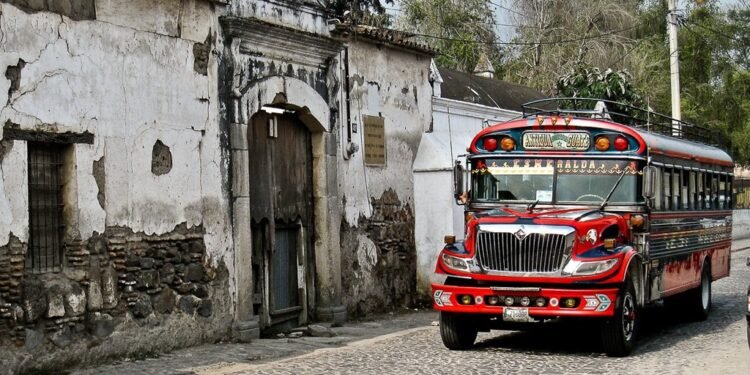Inseguridad obliga a suspender transporte entre Antigua Guatemala y la capital: miles de pasajeros sin servicio