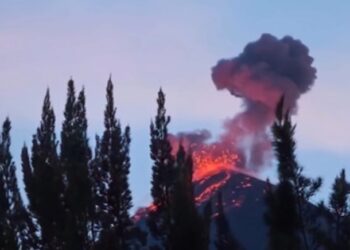 Volcán de Fuego mantiene explosiones débiles y descenso de material incandescente en Guatemala