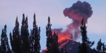 Volcán de Fuego mantiene explosiones débiles y descenso de material incandescente en Guatemala
