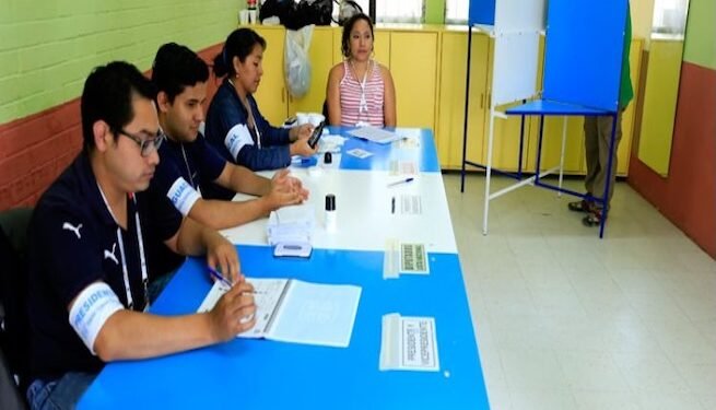 Guatemala flexibiliza voto en el extranjero y agiliza compras electorales