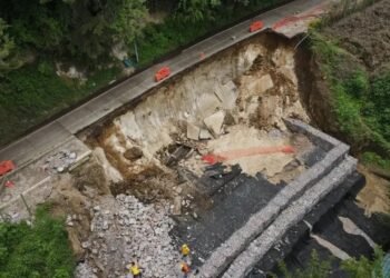 Enorme socavón deja parcialmente inhabilitada una ruta hacia Antigua Guatemala