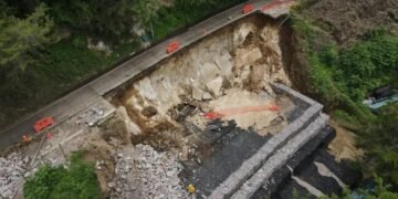 Enorme socavón deja parcialmente inhabilitada una ruta hacia Antigua Guatemala