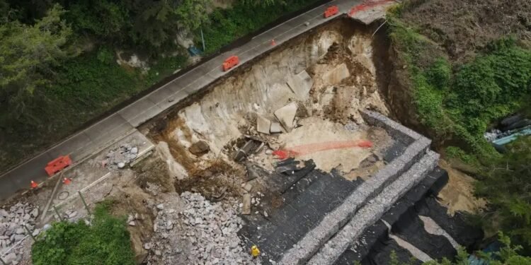 Enorme socavón deja parcialmente inhabilitada una ruta hacia Antigua Guatemala