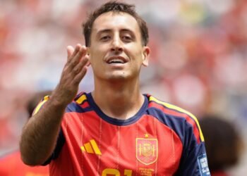 España avanza y Oyarzabal brilla con un doblete