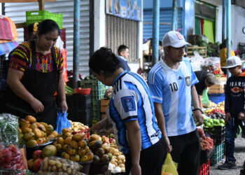 El fervor por Messi viste de albiceleste al mayor mercado de Guatemala
