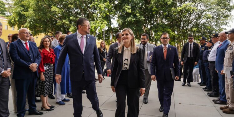 Presidenta de Costa Rica dice el narco está en el Poder Judicial y este le pide presentar denuncias