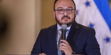Presidente hondureño destituye a su secretario de Comunicaciones