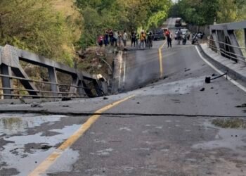 El político guatemalteco Carlos Pineda aprovecha colapso del puente Guijó para proyectarse y atacar al gobierno