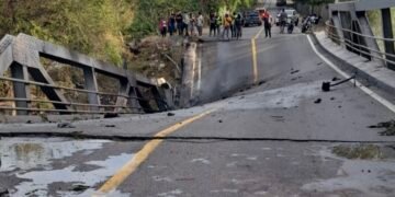 El popular político Carlos Pineda aprovecha colapso del puente Guijó en Guatemala para proyectarse y atacar al gobierno