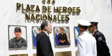 El Salvador rinde tributo a los caídos en cumplimiento del deber durante el 34 aniversario de la Policía Nacional Civil