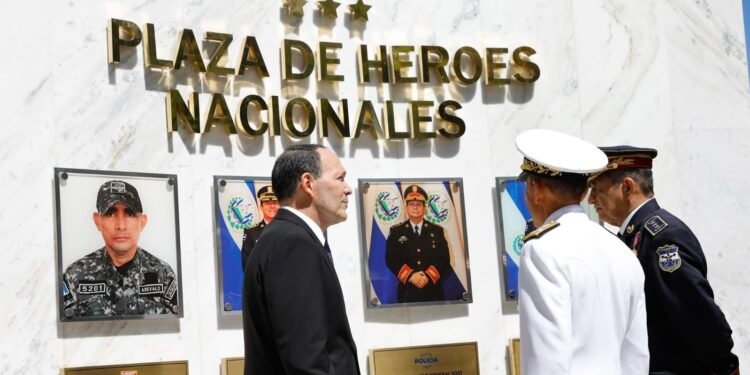 El Salvador rinde tributo a los caídos en cumplimiento del deber durante el 34 aniversario de la Policía Nacional Civil