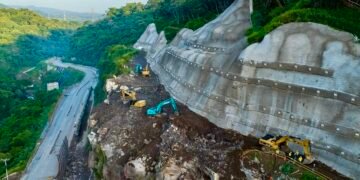 El Salvador mantiene cerrado tramo de la Carretera Panamericana tras la voladura de taludes