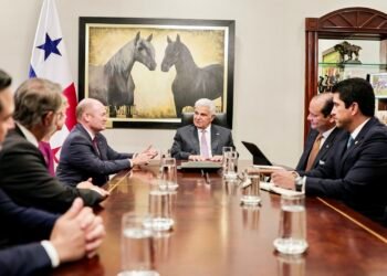 Senadores y congresistas de EE UU hablan con el presidente panameño de seguridad, migración y comercio