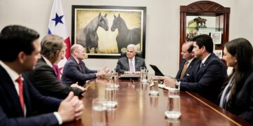 Senadores y congresistas de EE UU y presidente panameño hablan de seguridad, migración y comercio