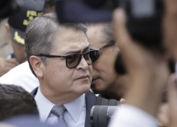 Expresidente Juan Orlando Hernández lleva su caso judicial en Honduras al escenario mediático que más le favorece