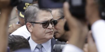 Expresidente Juan Orlando Hernández lleva su caso judicial en Honduras al escenario mediático que más le favorece