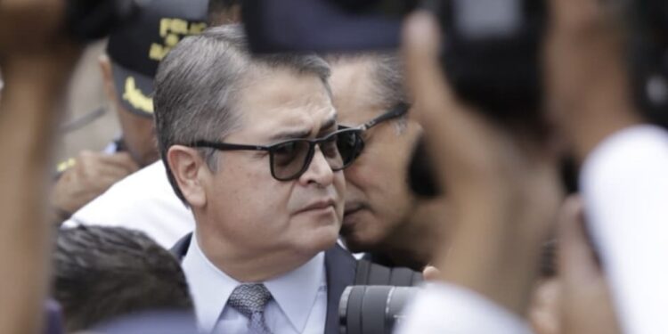 Expresidente Juan Orlando Hernández lleva su caso judicial en Honduras al escenario mediático que más le favorece