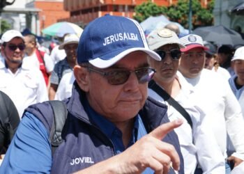 Sindicato de maestros de Guatemala marcha al Congreso para entregar 250 mil firmas de apoyo de padres de familia
