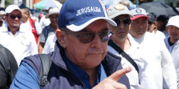 Sindicato de maestros de Guatemala marcha al Congreso para entregar 250 mil firmas de apoyo de padres de familia