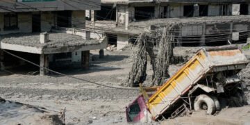 Inundaciones en Nepal dejan decenas de muertos y cientos de turistas desaparecidos