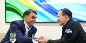 Candidato presidencial Flávio Bolsonaro busca importar a Brasil el modelo de seguridad de Nayib Bukele