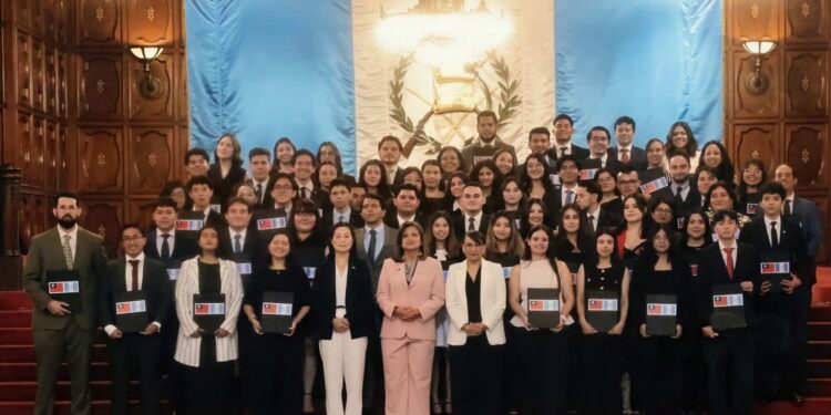 70 jóvenes de Guatemala reciben becas de Taiwán para estudiar diferentes carreras universitarias y posgrados