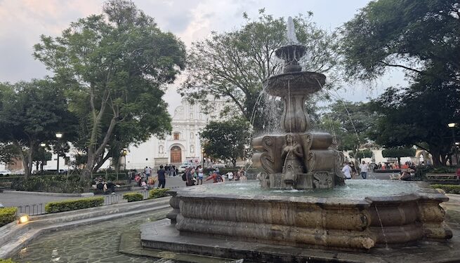 Guatemala mantiene abiertas sus actividades turísticas pese a la actividad del volcán de Fuego