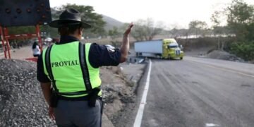 Guatemala habilita paso provisional en zona del puente Güijo, en Zacapa