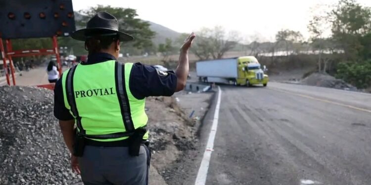 Guatemala habilita paso provisional en zona del puente Güijo, en Zacapa