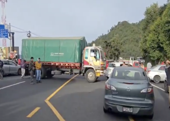 Transportistas bloquean carreteras de Guatemala para protestar por precios de los combustibles
