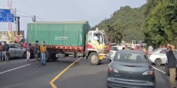 Transportistas bloquean carreteras de Guatemala para protestar por precios de los combustibles