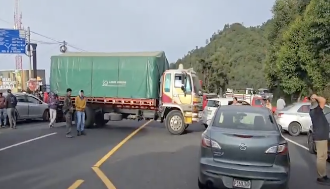 Transportistas bloquean carreteras de Guatemala para protestar por precios de los combustibles